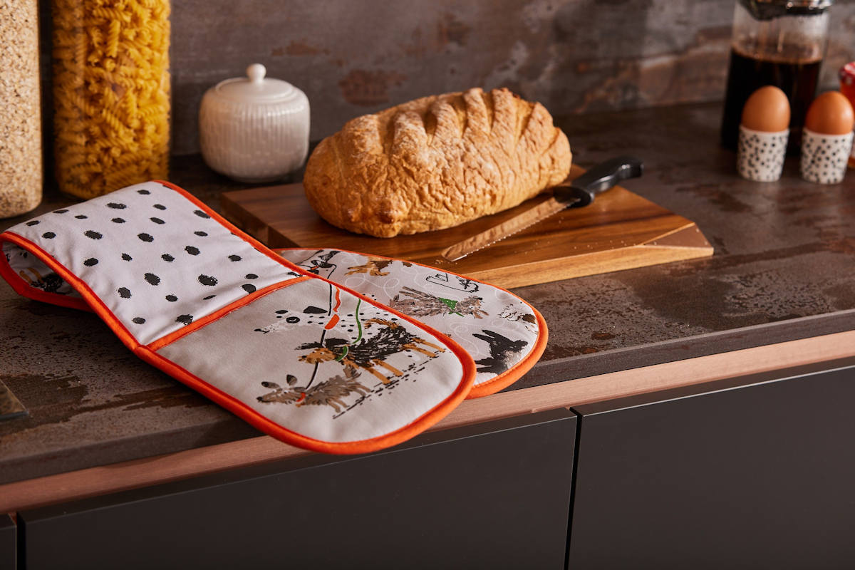 Ulster Weavers Dog Days Double Oven Glove - Image 3