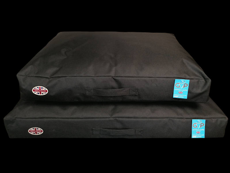 GOR PETS WATER RESISTANT OUTDOOR SLEEPER - Black